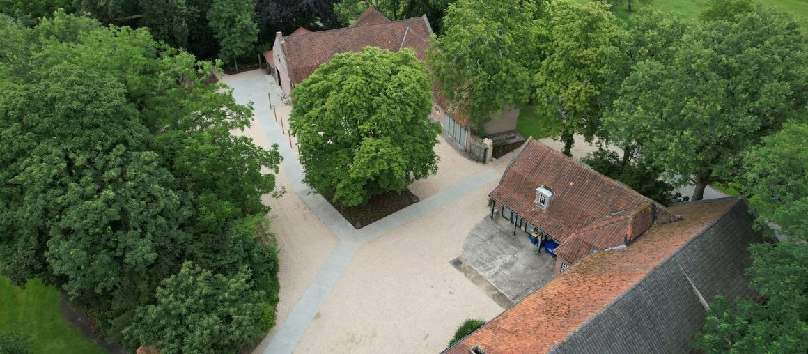 Prefab voetpad rond kasteel Engelhof in Houthalen