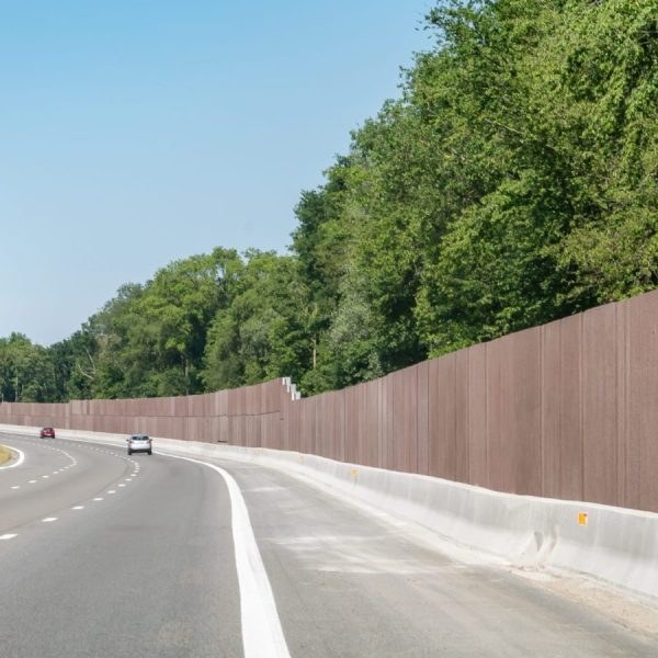 KHUFU-geluidswand langs een brede ringweg met groenbuffer
