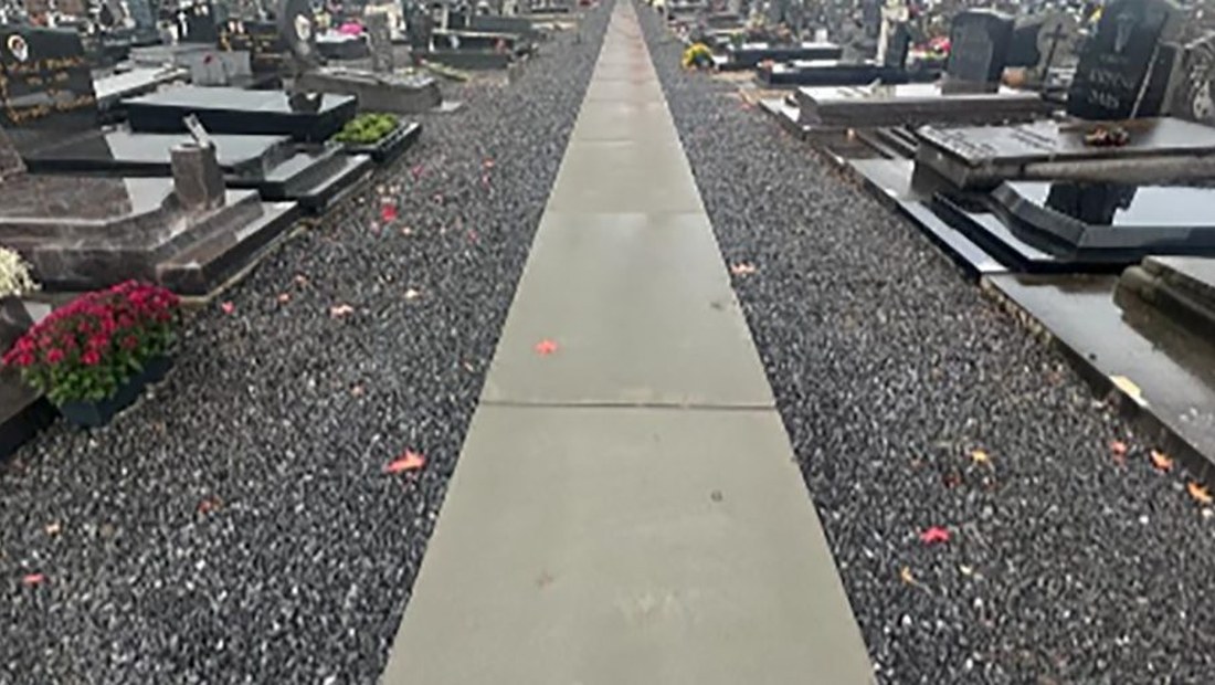 Recht Ecopath-voetpad tussen de graven op de begraafplaats van Zoutleeuw