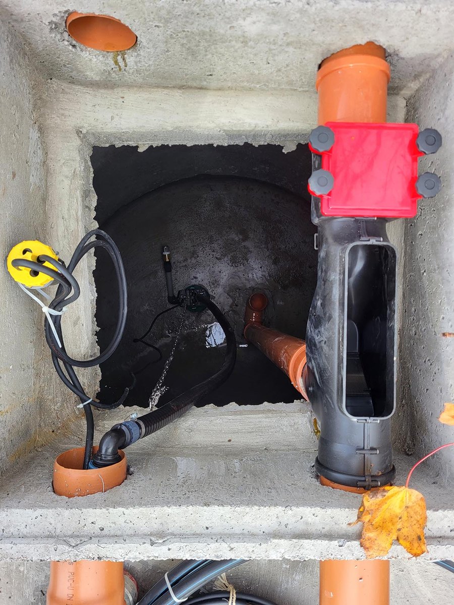 Binnenzijde van een Family Economic regenwatertank met filter, pomp en aansluitingen