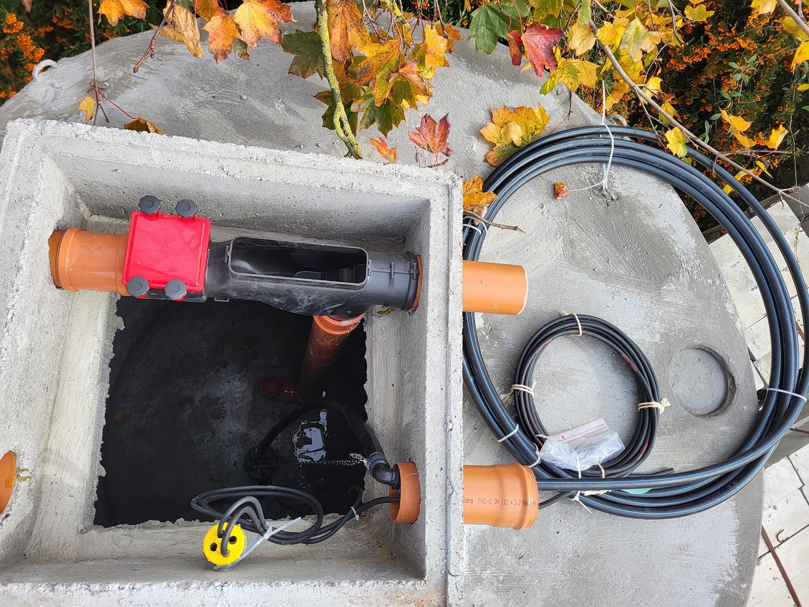 Geïntegreerde zelfreinigende filter en aansluitingen in een regenwatertank