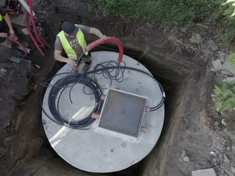Plaatsing van een prefab regenwatertank met geïntegreerd hergebruiksysteem