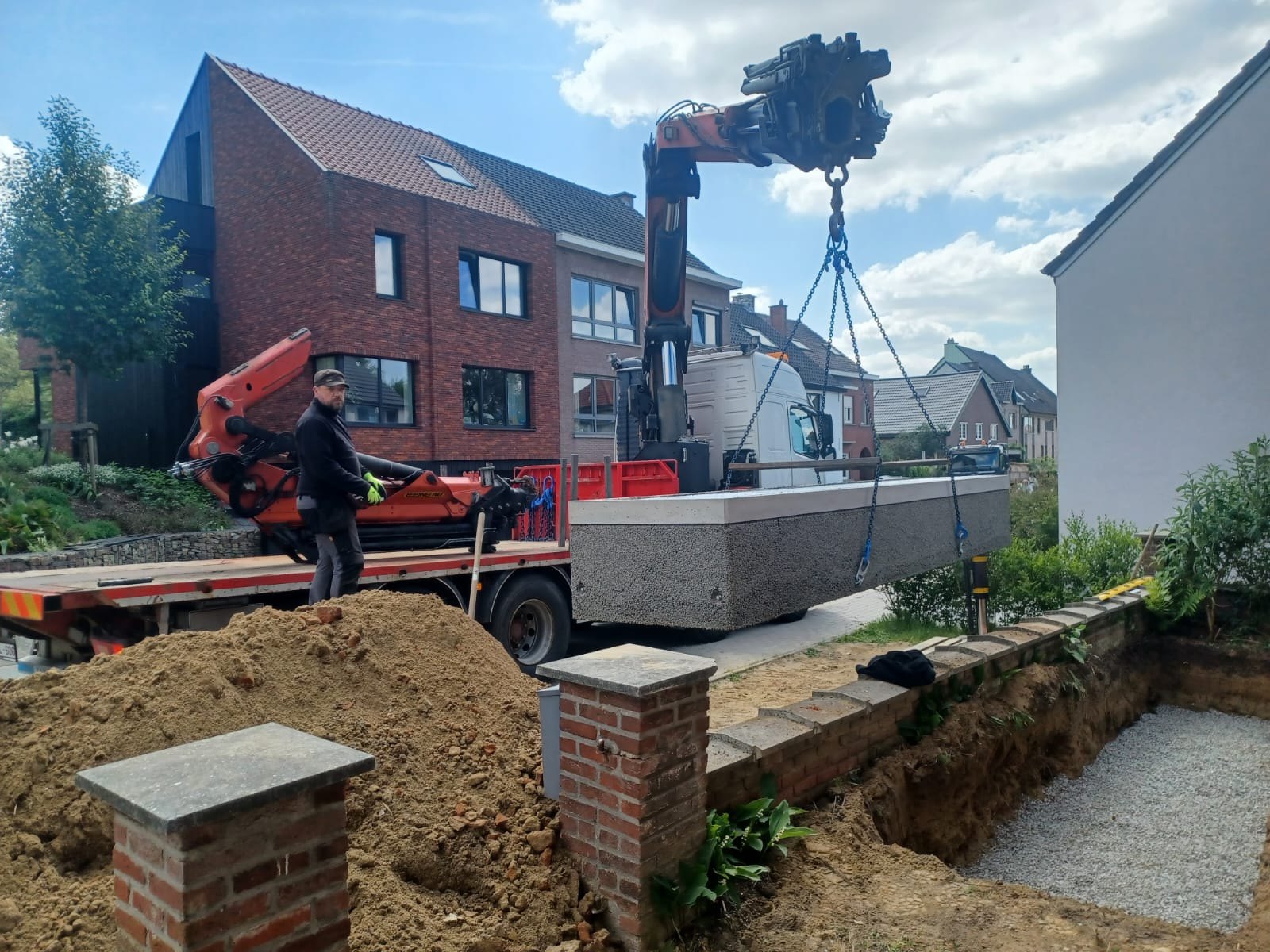 Plaatsing van een ZADI infiltratiekamer met een kraanwagen bij een woning