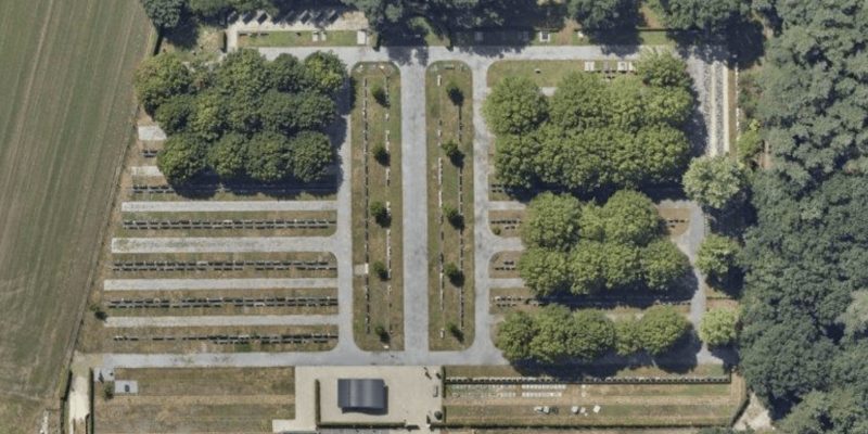 Voetpad-op-begraafplaats-in-Heppen-(Leopoldsburg)---hoofdfoto